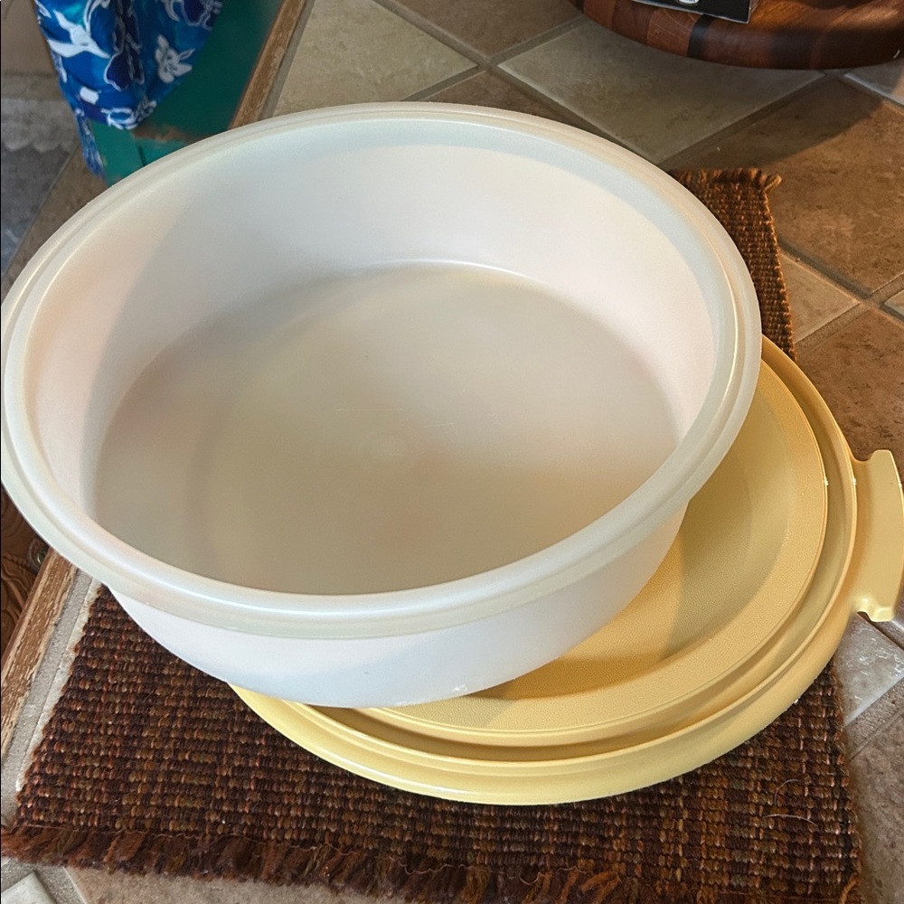 Tupperware Round cake or pie carrier - Picture 2 of 4